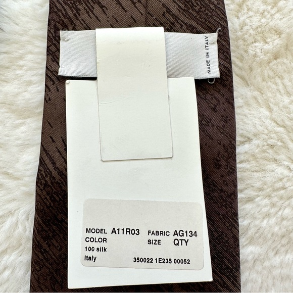 NWT!! Armani Collezione men silk tie Retail 225$ - Picture 4 of 6